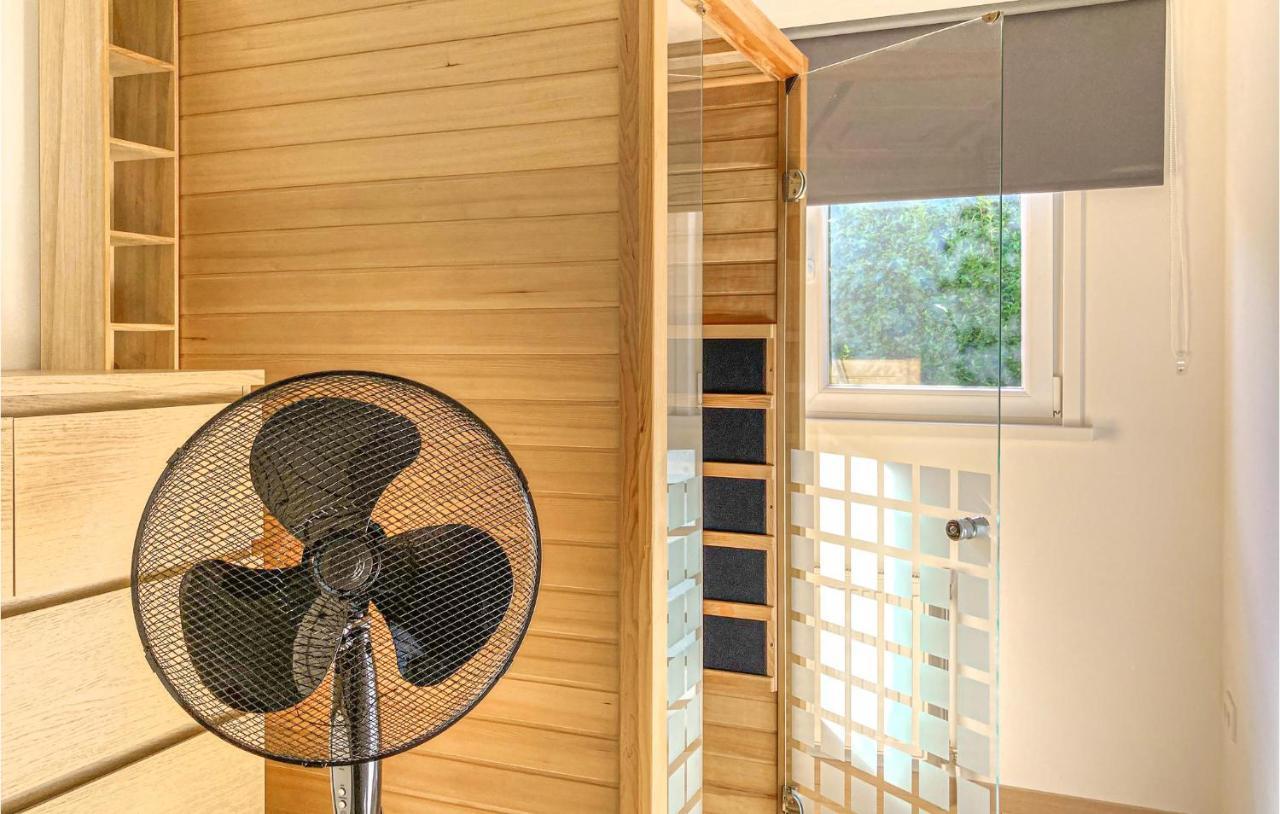 Cozy Home In Heinkenszand With Sauna エクステリア 写真